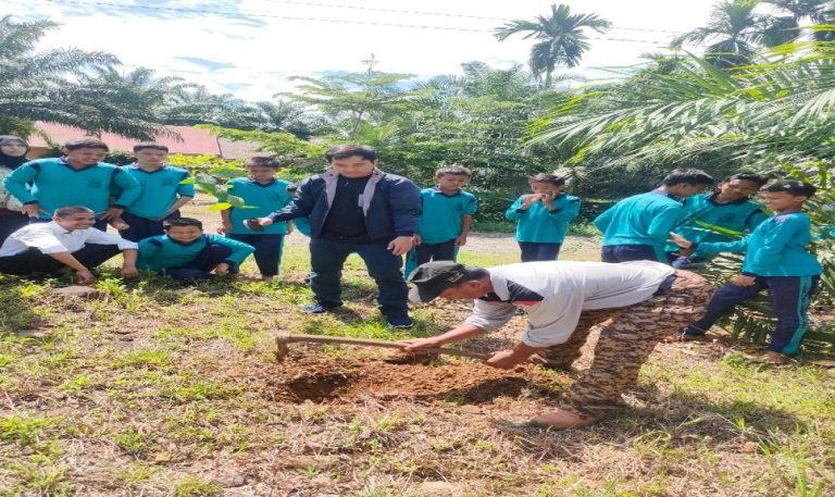 “EDUKASI PENTINGNYA MENCINTAI LINGKUNGAN DENGAN MENANAM TUMBUHAN DAN PENGETAHUAN TENTANG EKOSISTEM BAGI SISWA SMP NEGERI 30 KABUPATEN BENGKULU UTARA”